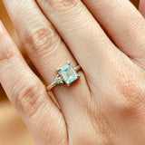 Anillo de compromiso con diamante natural central de 1.0ct corte esmeralda con certificación GIA y 2 diamantes naturales laterales elaborado en oro blanco de 14k