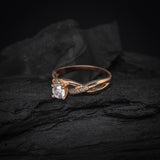 Anillo de compromiso con diamante natural central de .30ct corte brillante con certificación GIA y 8 diamantes naturales laterales elaborado en oro rosa de 14k