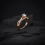 Anillo de compromiso con moissanita de .50ct corte brillante con certificado GRA y 8 diamantes naturales laterales elaborado en oro rosa de 14k