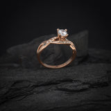 Anillo de compromiso con diamante natural central de .30ct corte brillante con certificación GIA y 8 diamantes naturales laterales elaborado en oro rosa de 14k