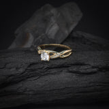 Anillo de compromiso con diamante natural central de .30ct corte brillante con certificación GIA y 8 diamantes naturales laterales elaborado en oro amarillo de 14k