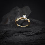 Anillo de compromiso con diamante natural central de .30ct corte brillante con certificación GIA y 8 diamantes naturales laterales elaborado en oro amarillo de 14k