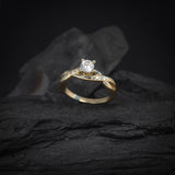 Anillo de compromiso con diamante natural central de .30ct corte brillante con certificación GIA y 8 diamantes naturales laterales elaborado en oro amarillo de 14k