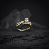 Anillo de compromiso con diamante natural central de .30ct corte brillante con certificación GIA y 8 diamantes naturales laterales elaborado en oro amarillo de 14k
