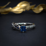 Anillo de compromiso con zafiro natural de .50ct corte princesa y 17 diamantes naturales elaborado en oro blanco de 14k