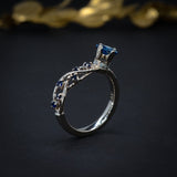 Anillo de compromiso con zafiro natural de .50ct corte princesa y 17 diamantes naturales elaborado en oro blanco de 14k