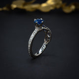 Anillo de compromiso con zafiro natural de .50ct corte princesa y 17 diamantes naturales elaborado en oro blanco de 14k