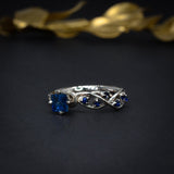 Anillo de compromiso con zafiro natural de .50ct corte princesa y 17 diamantes naturales elaborado en oro blanco de 14k