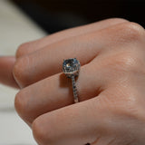 Anillo de compromiso con topacio natural de 1.0ct corte brillante y 32 diamantes  naturales elaborado en oro blanco de 14k