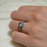 Anillo de compromiso con topacio natural de 1.0ct corte brillante y 32 diamantes  naturales elaborado en oro blanco de 14k