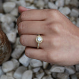 Anillo de compromiso con diamante natural central de .70ct corte brillante con certificación GIA y 55 diamantes naturales laterales elaborado en oro amarillo de 14k