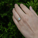 Anillo de compromiso con diamante natural central de .70ct corte brillante con certificación GIA y 55 diamantes naturales laterales elaborado en oro amarillo de 14k