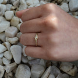 Anillo elaborado en oro amarillo de 14k con diamante natural central de .03ct