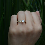 Anillo de compromiso con diamante natural central de .60ct corte brillante con certificación GIA elaborado en oro amarillo de 14k