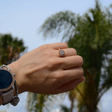 Anillo de compromiso con diamante natural central de .70ct corte brillante con certificación GIA y 55 diamantes naturales laterales elaborado en oro rosa de 14k