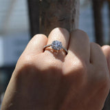 Anillo de compromiso con moissanita de 1.0ct corte brillante con certificado GRA y 32 diamantes naturales laterales elaborado en oro blanco de 14k