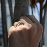 Anillo de compromiso con moissanita central de 1.0ct corte brillante con certificado GRA y 32 cristales laterales en oro blanco de 14k