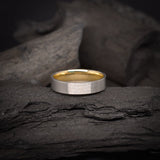 Argolla de matrimonio confort sólida de 4.5mm elaborada en oro blanco y amarillo de 18k