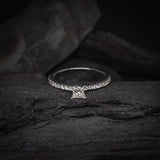 Anillo de compromiso con diamante natural central de .30ct corte princesa con certificación GIA y 20 diamantes naturales laterales elaborado en oro blanco de 14k