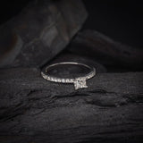 Anillo de compromiso con diamante natural central de .30ct corte princesa con certificación GIA y 20 diamantes naturales laterales elaborado en oro blanco de 14k