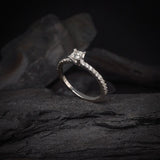 Anillo de compromiso con diamante natural central de .30ct corte princesa con certificación GIA y 20 diamantes naturales laterales elaborado en oro blanco de 14k