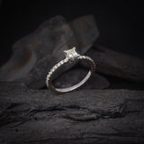 Anillo de compromiso con diamante natural central de .30ct corte princesa con certificación GIA y 20 diamantes naturales laterales elaborado en oro blanco de 14k