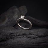 Anillo de compromiso con diamante natural central de .30ct corte princesa con certificación GIA y 20 diamantes naturales laterales elaborado en oro blanco de 14k