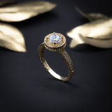 Anillo de compromiso con diamante natural central de .70ct corte brillante con certificación GIA y 55 diamantes naturales laterales elaborado en oro amarillo de 14k