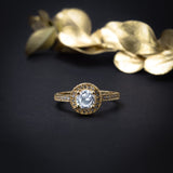 Anillo de compromiso con diamante natural central de .70ct corte brillante con certificación GIA y 55 diamantes naturales laterales elaborado en oro amarillo de 14k