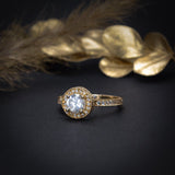 Anillo de compromiso con diamante natural central de .70ct corte brillante con certificación GIA y 55 diamantes naturales laterales elaborado en oro amarillo de 14k