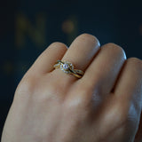 Anillo de compromiso con diamante de laboratorio central de .50ct corte brillante con certificado IGI y 22 cristales laterales elaborado en oro amarillo de 14k