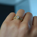 Anillo de compromiso con diamante de laboratorio central de .50ct corte brillante con certificado IGI y 22 cristales laterales elaborado en oro amarillo de 14k