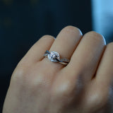 Anillo de compromiso con diamante de laboratorio central de .50ct corte brillante con certificado IGI y 22 cristales laterales elaborado en oro blanco de 14k