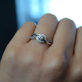 Anillo de compromiso con moissanita de .50ct corte brillante con certificado GRA y 22 cristales laterales elaborado en oro blanco de 14k