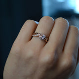 Anillo de compromiso con diamante natural central de .20ct corte brillante y 22 cristales laterales elaborado en oro rosa de 14k