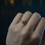 Anillo de compromiso con diamante natural central de .20ct corte brillante y 22 cristales laterales elaborado en oro rosa de 14k