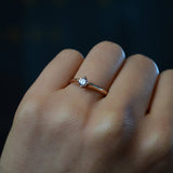 Anillo de compromiso con diamante natural central  de .30ct con certificación GIA elaborado en oro rosa de 18 kilates