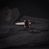 Anillo de compromiso con granate natural corte esmeralda y 12 diamantes laterales elaborado en plata .970