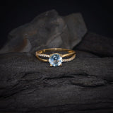 Anillo de compromiso con topacio natural de 1.0ct corte brillante y 20 diamantes naturales laterales elaborado en oro amarillo de 14k