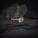 Anillo de compromiso con topacio natural de 1.0ct corte brillante y 20 diamantes naturales laterales elaborado en oro amarillo de 14k