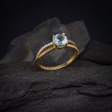 Anillo de compromiso con topacio natural de 1.0ct corte brillante y 20 diamantes naturales laterales elaborado en oro amarillo de 14k