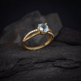 Anillo de compromiso con topacio natural de 1.0ct corte brillante y 20 diamantes naturales laterales elaborado en oro amarillo de 14k