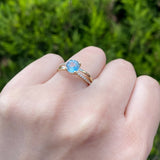 Anillo de compromiso con topacio natural de 1.0ct corte brillante y 20 diamantes naturales laterales elaborado en oro amarillo de 14k