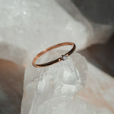 Anillo elaborado en oro rosa de 14k con diamante natural central de .03ct