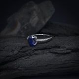 Anillo de compromiso con zafiro natural corte oval y cristales laterales elaborado en plata .925