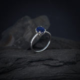 Anillo de compromiso con zafiro natural corte oval y cristales laterales elaborado en plata .925