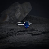 Anillo de compromiso con zafiro natural corte oval y cristales laterales elaborado en plata .925