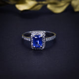 Anillo de compromiso con zafiro natural de 1.0ct corte esmeralda y 26 diamantes naturales elaborado en oro blanco de 14k