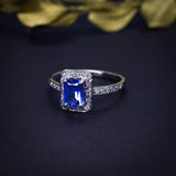 Anillo de compromiso con zafiro natural de 1.0ct corte esmeralda y 26 diamantes naturales elaborado en oro blanco de 14k