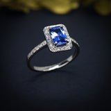 Anillo de compromiso con zafiro natural de 1.0ct corte esmeralda y 26 diamantes naturales elaborado en oro blanco de 14k